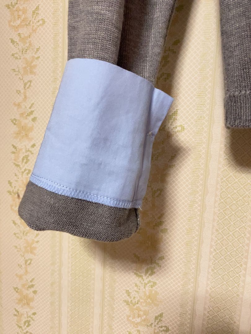 グレーの長袖ポロシャツ