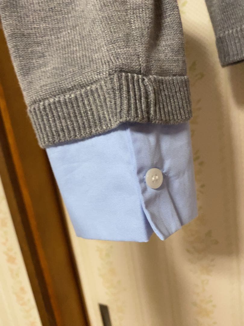 グレーの長袖ポロシャツ