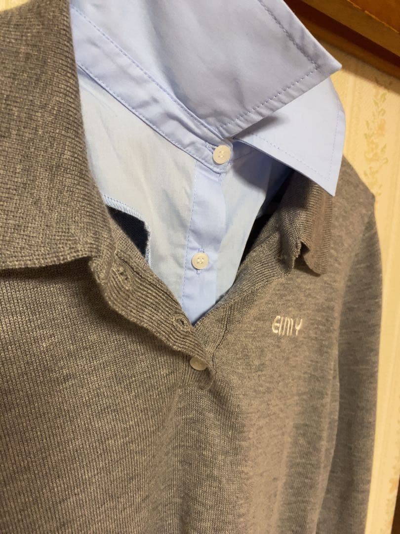 グレーの長袖ポロシャツ