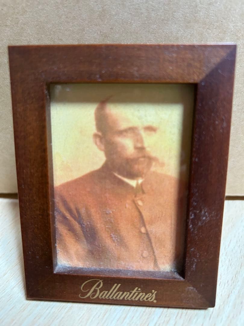 Ballantines アタッシュケース、化粧瓶、水差し、フォト ニュース