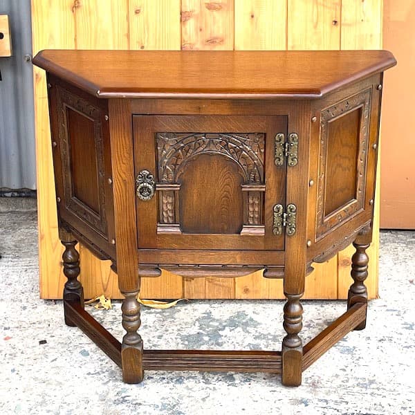 イギリスオールドチャーム　サイドボード　キャビネット　台形　花台