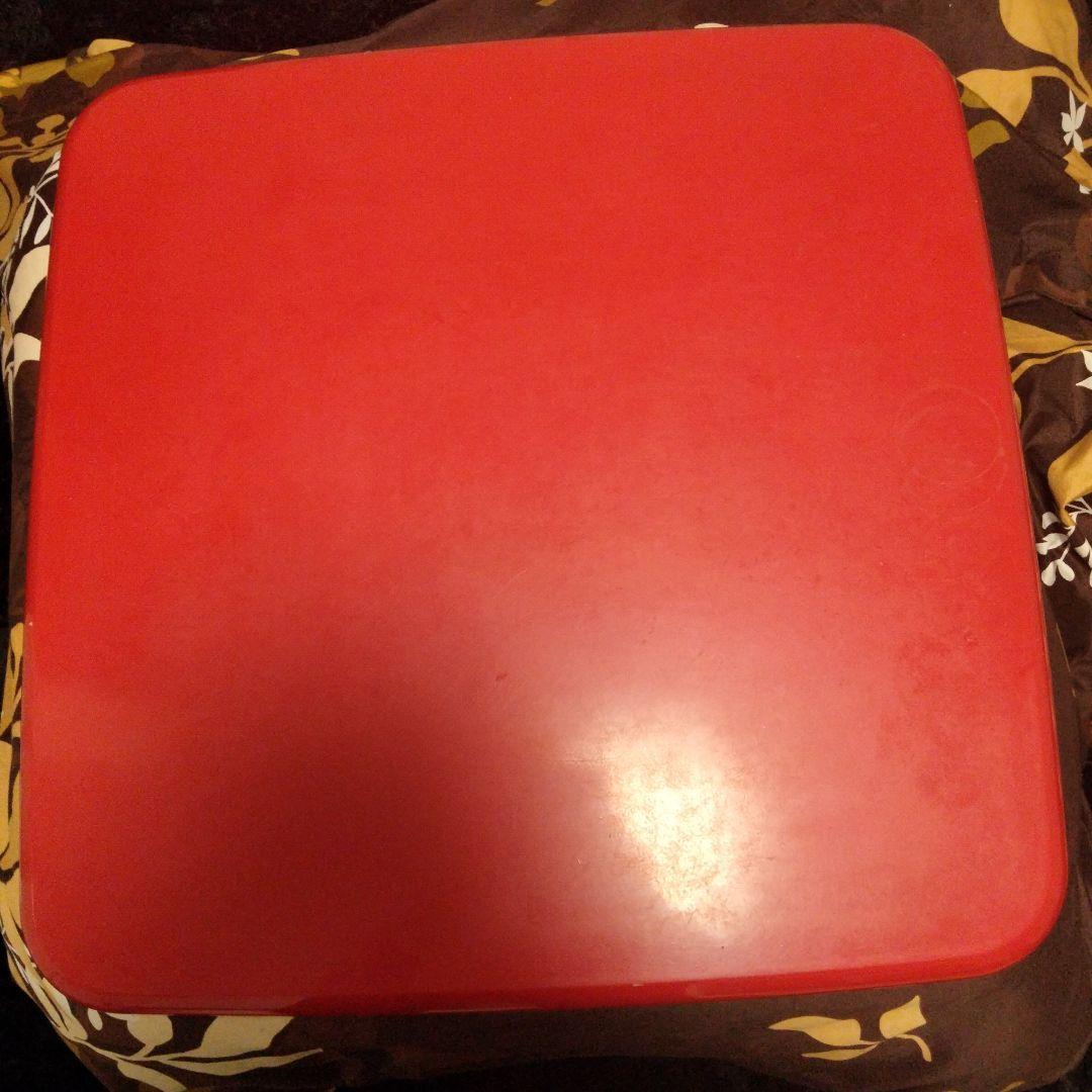 赤いプラスチック製正方形