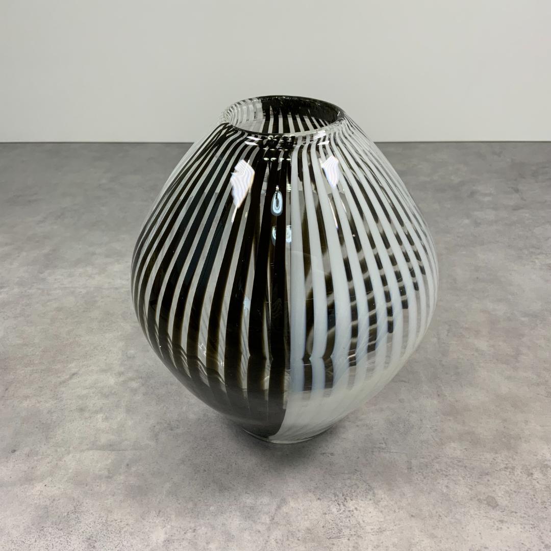 ヴィンテージ ブラック×ホワイト ガラス ベース ストライプ 花器 花瓶