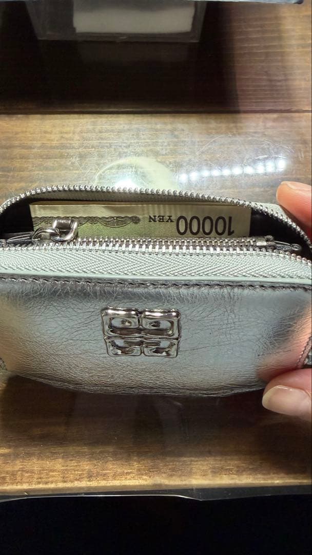 美品‼️GIVENCHY シルバー ケース