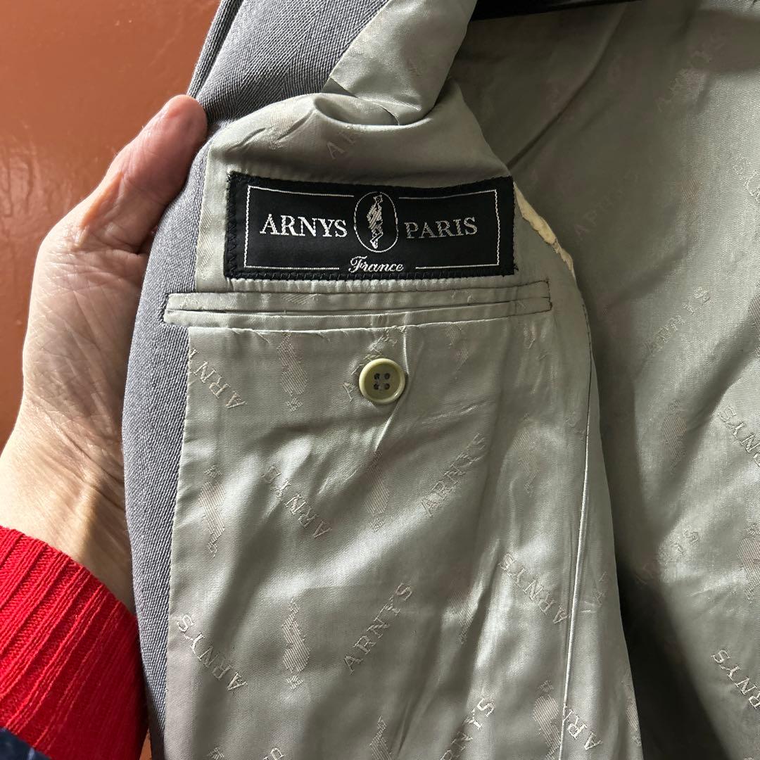 アルニスのグレー シングルブレストジャケット素晴らしい高級ラインです。流通なし