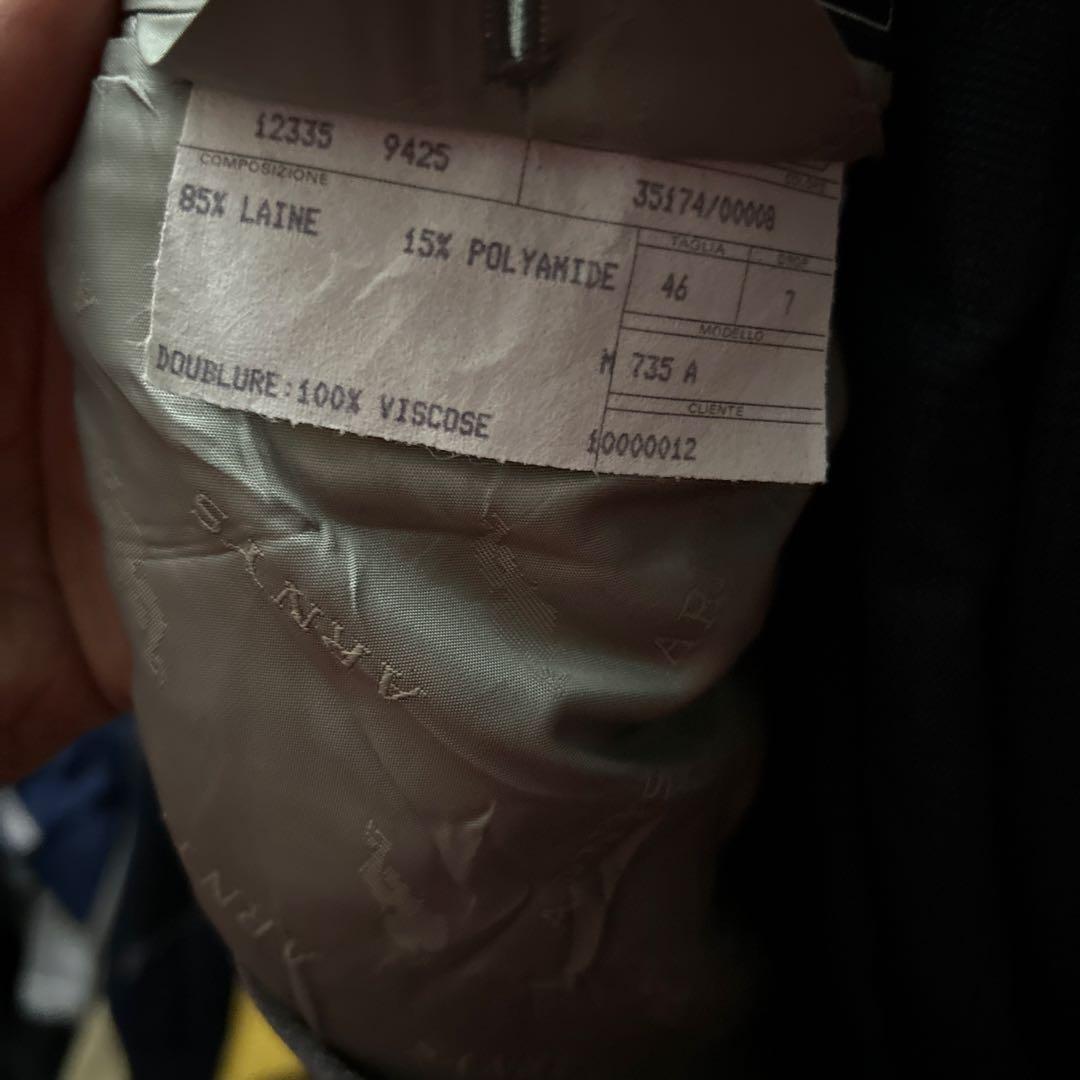 アルニスのグレー シングルブレストジャケット素晴らしい高級ラインです。流通なし