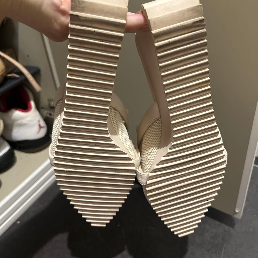 YELLO アイボリー オープントゥサンダル