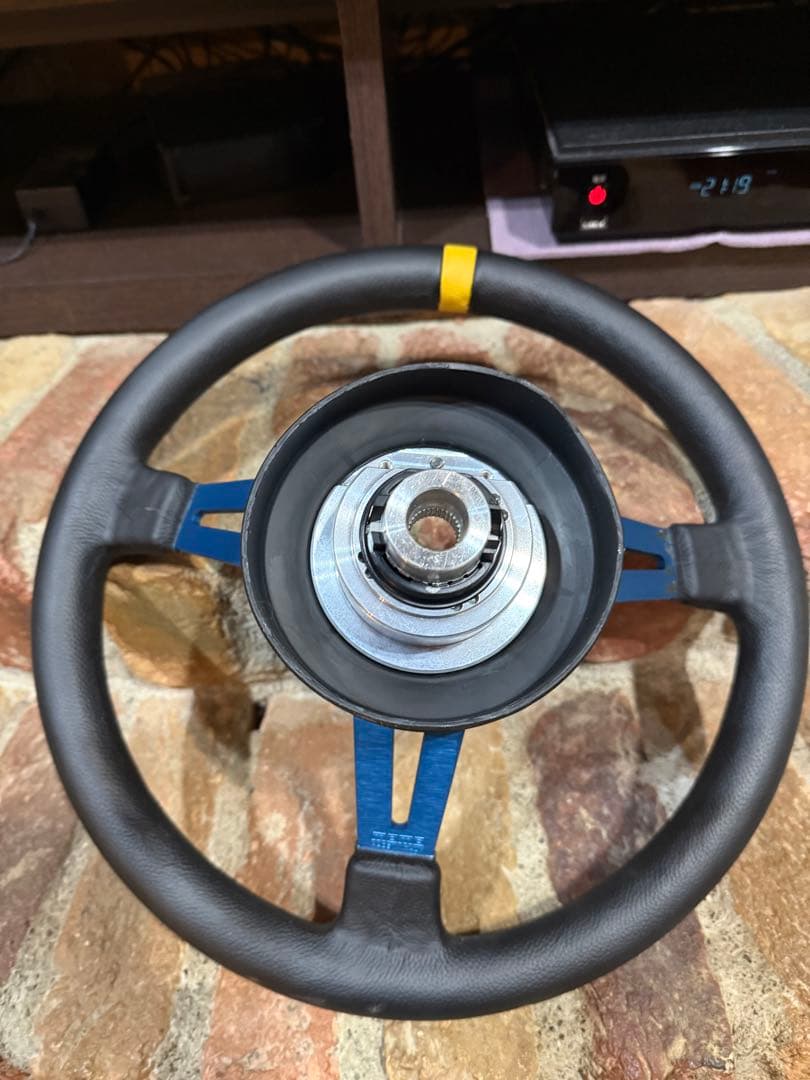 momo ステアリング・ハンドル本体 3本スポーク GRコペンに使用ボス