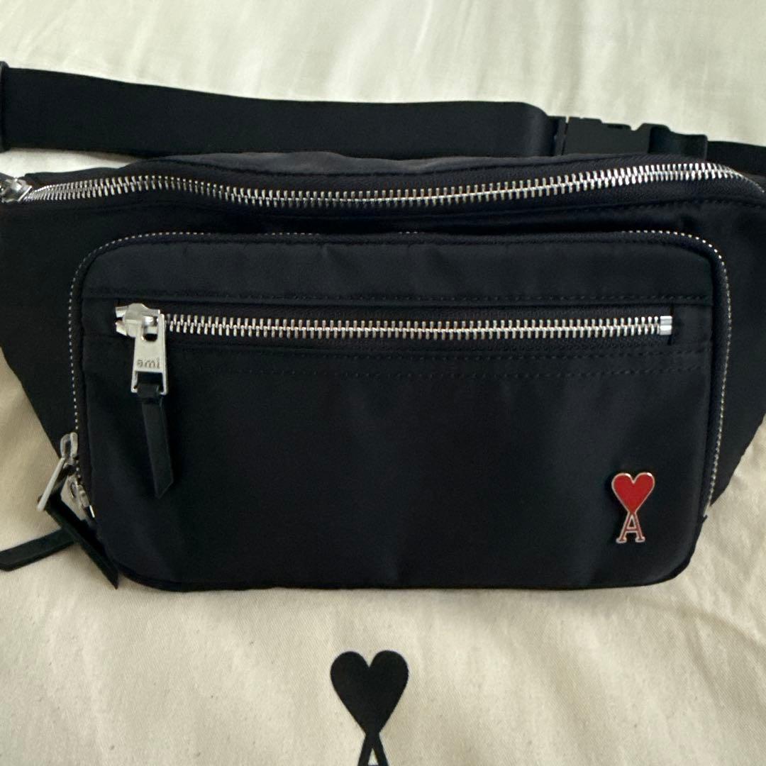 ハートロゴ付きブラックボディバッグ