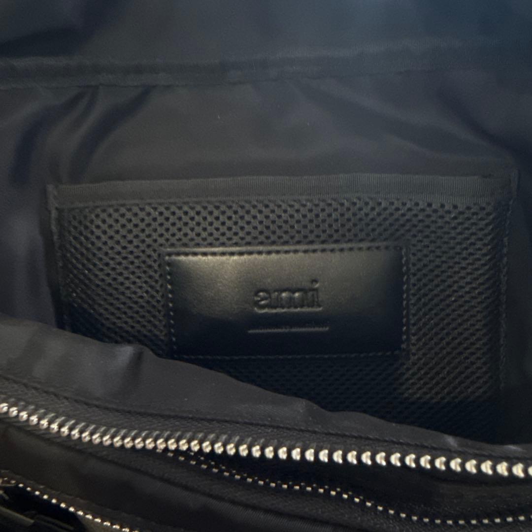 ハートロゴ付きブラックボディバッグ