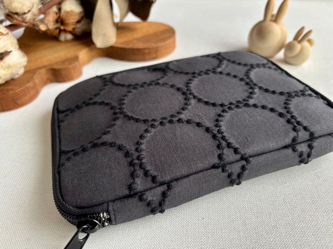 ★だみ【スマホショルダー／マルチケース】タンバリンチャコール×ブラック