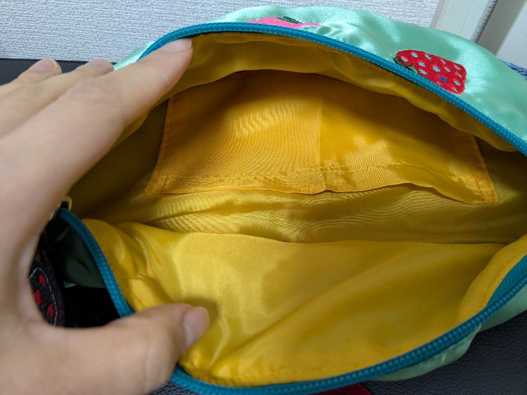 uloco ウエストポーチ　刺繍いちご柄　新品（週末限定お値下げ）