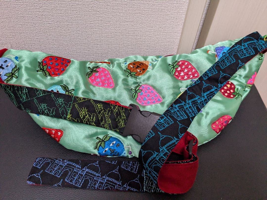 uloco ウエストポーチ　刺繍いちご柄　新品（週末限定お値下げ）