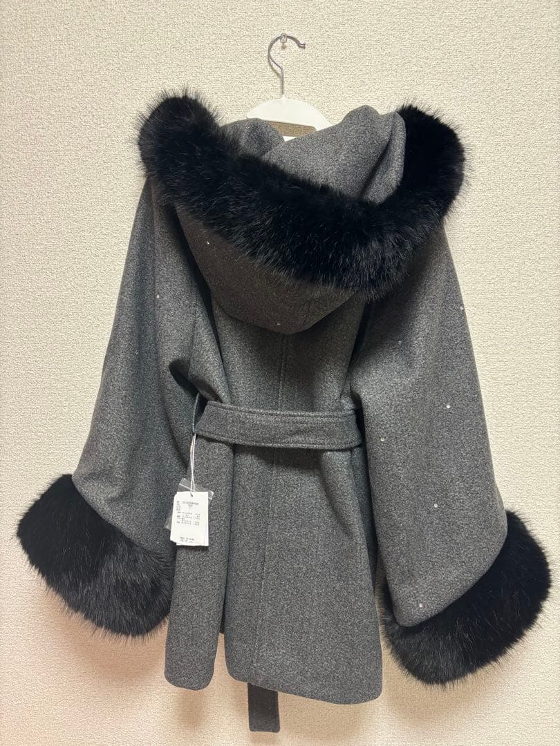 chico ビジュー付きファー襟ケープコート