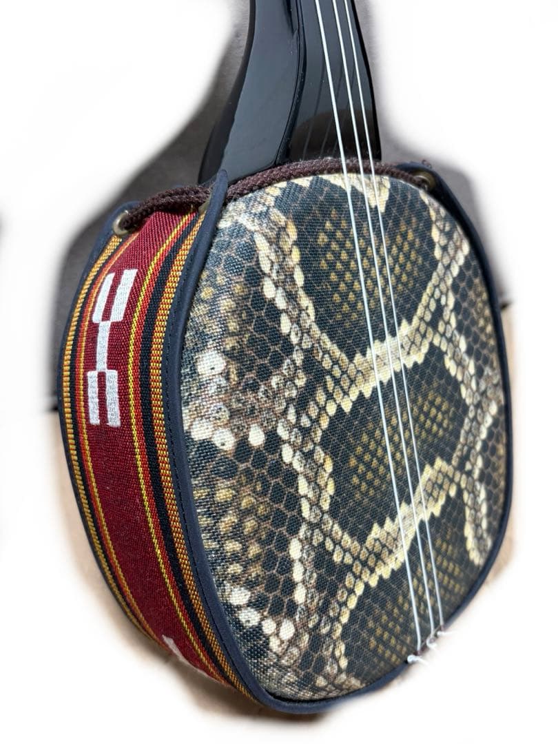 三線本体 人工蛇革　ソフトケース付き　スタンド付き　沖縄　琉球