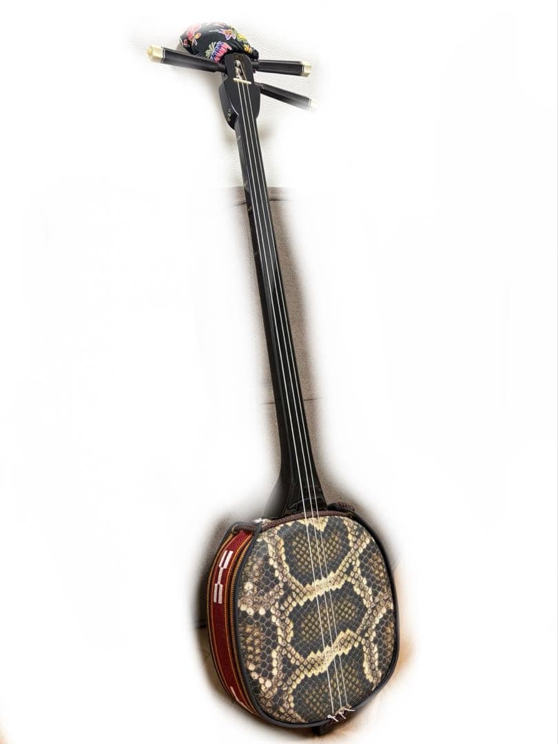 三線本体 人工蛇革　ソフトケース付き　スタンド付き　沖縄　琉球