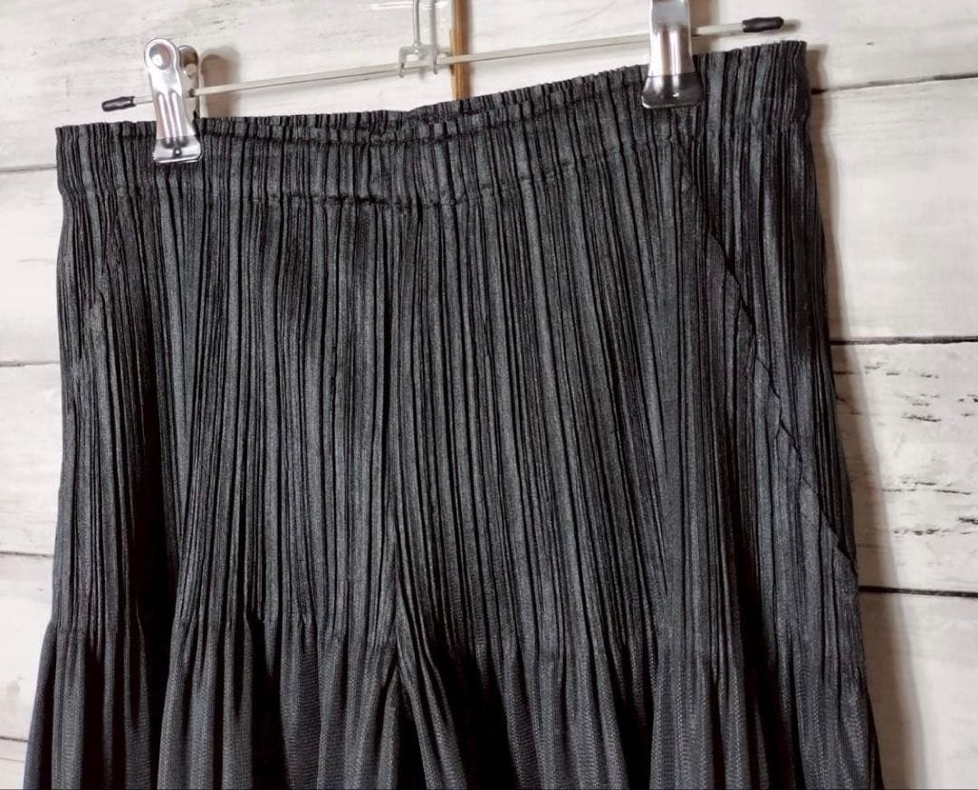 プリーツプリーズ イッセイミヤケ 消しプリーツ テーパードパンツ 黒