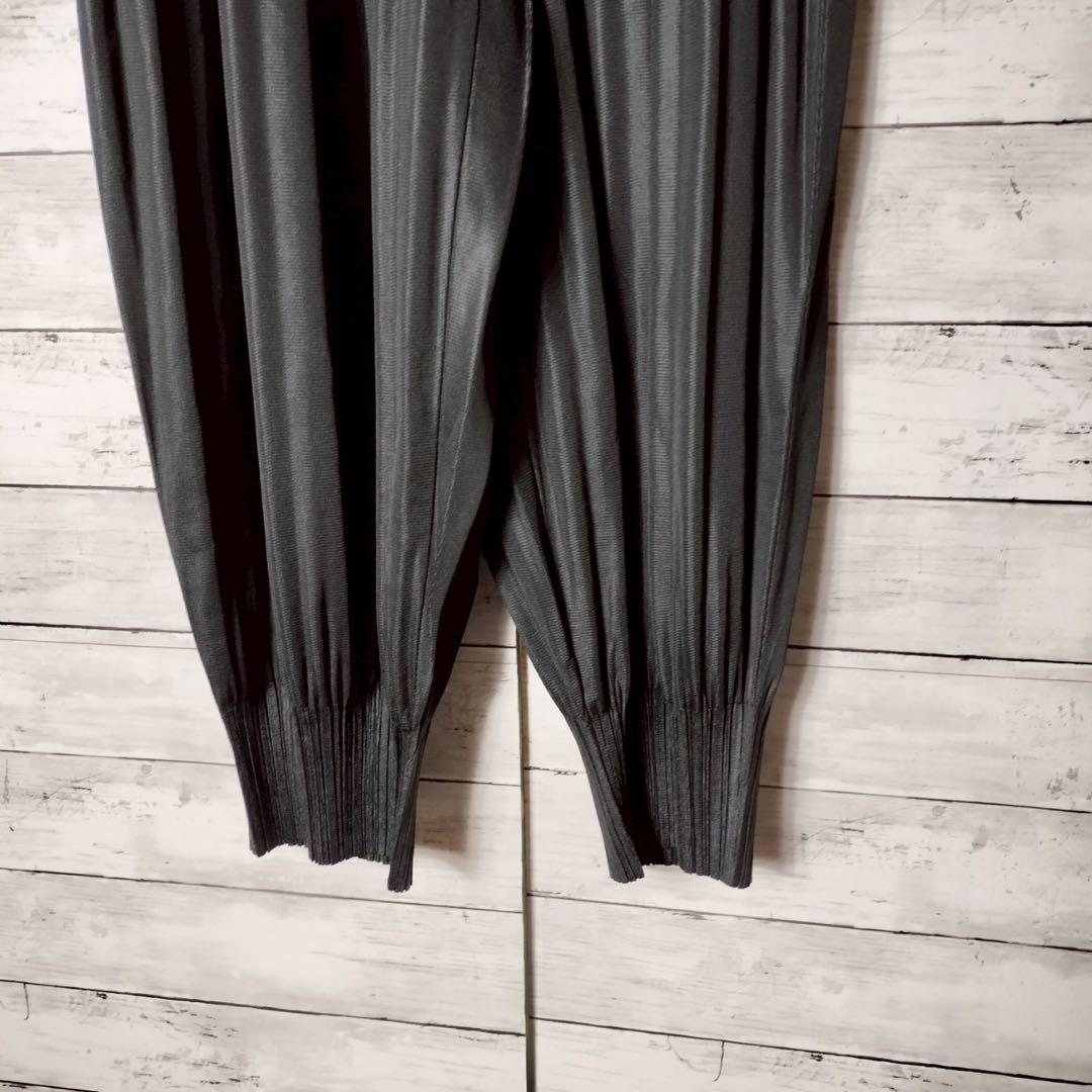 プリーツプリーズ イッセイミヤケ 消しプリーツ テーパードパンツ 黒