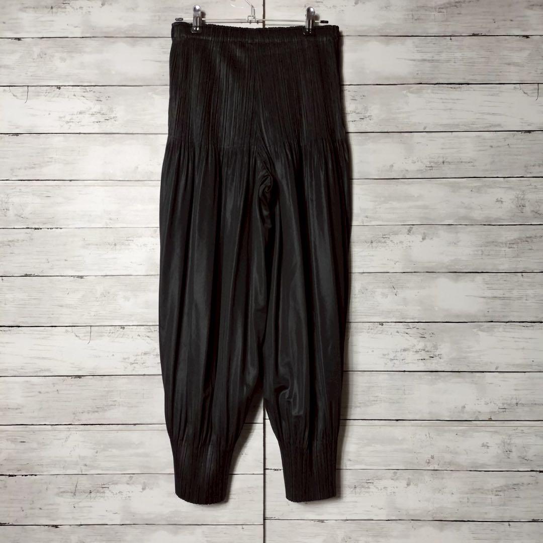 プリーツプリーズ イッセイミヤケ 消しプリーツ テーパードパンツ 黒