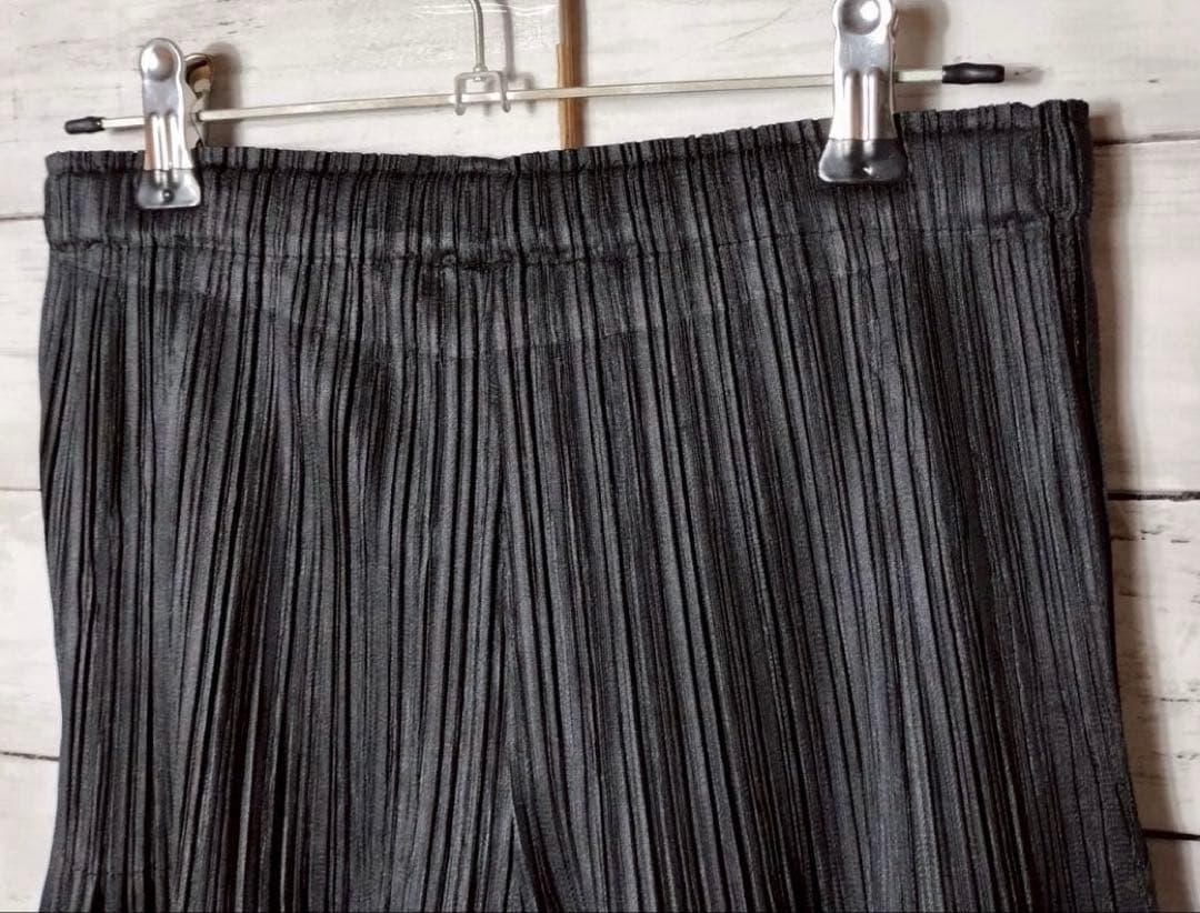 プリーツプリーズ イッセイミヤケ 消しプリーツ テーパードパンツ 黒