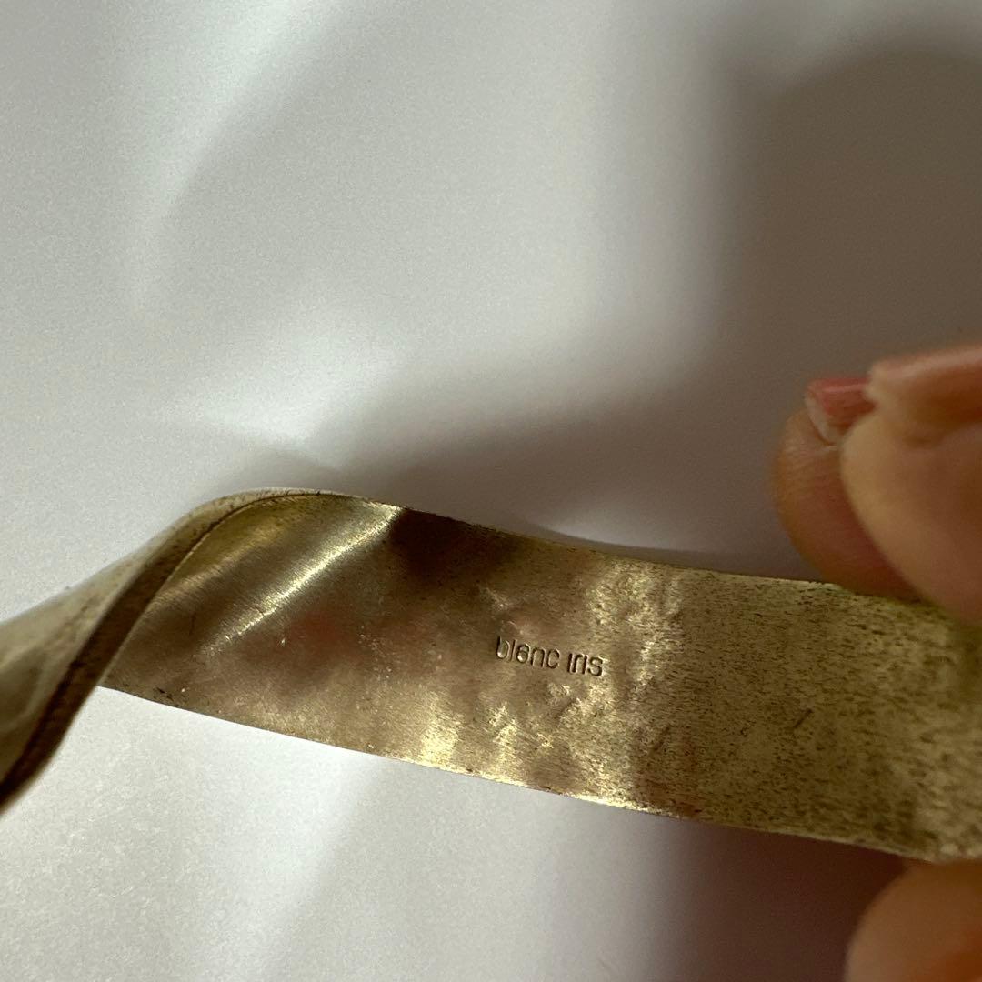 ブランイリスマットゴールドのひねりバングル