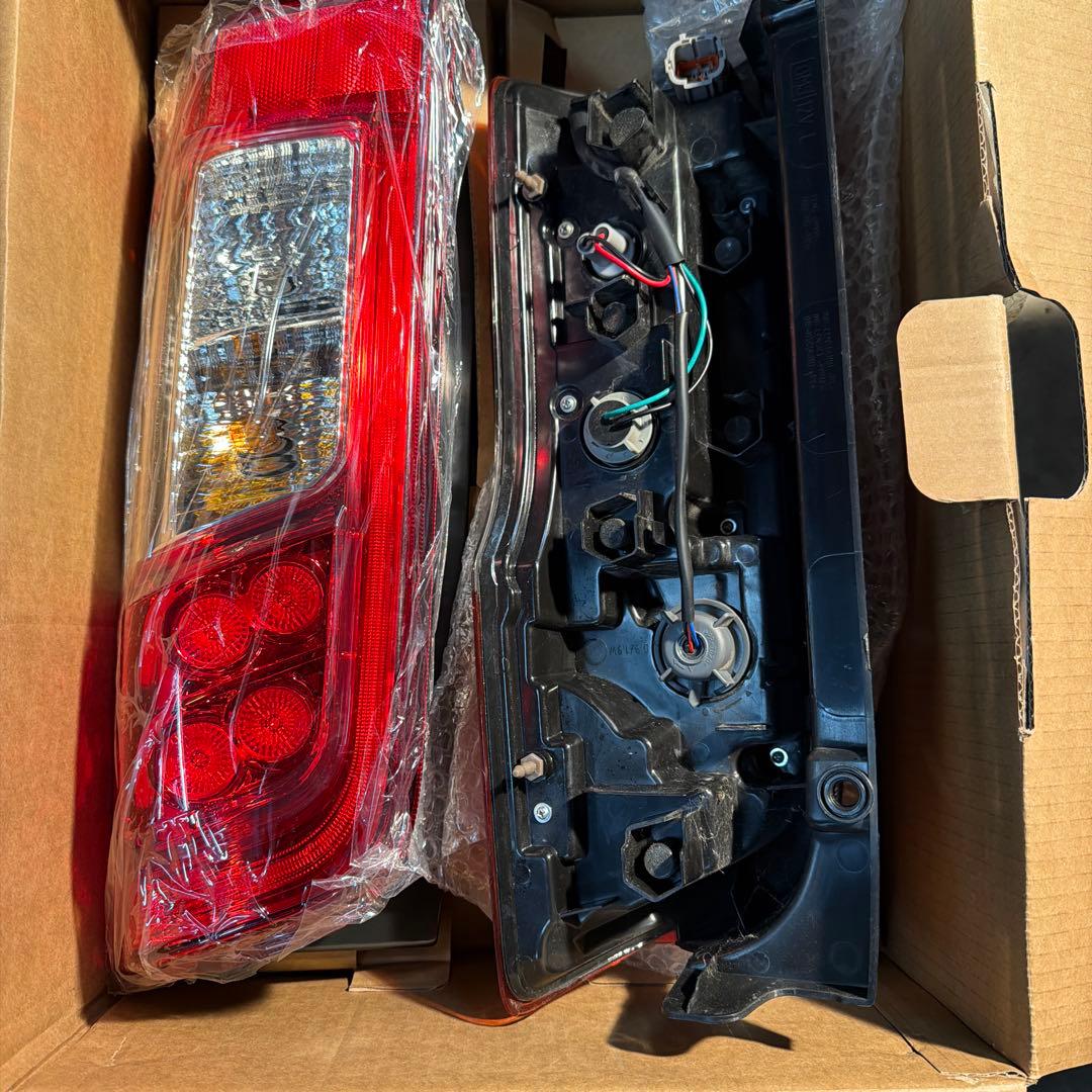 日産NV350テールランプ 赤 2個セット 配線付き