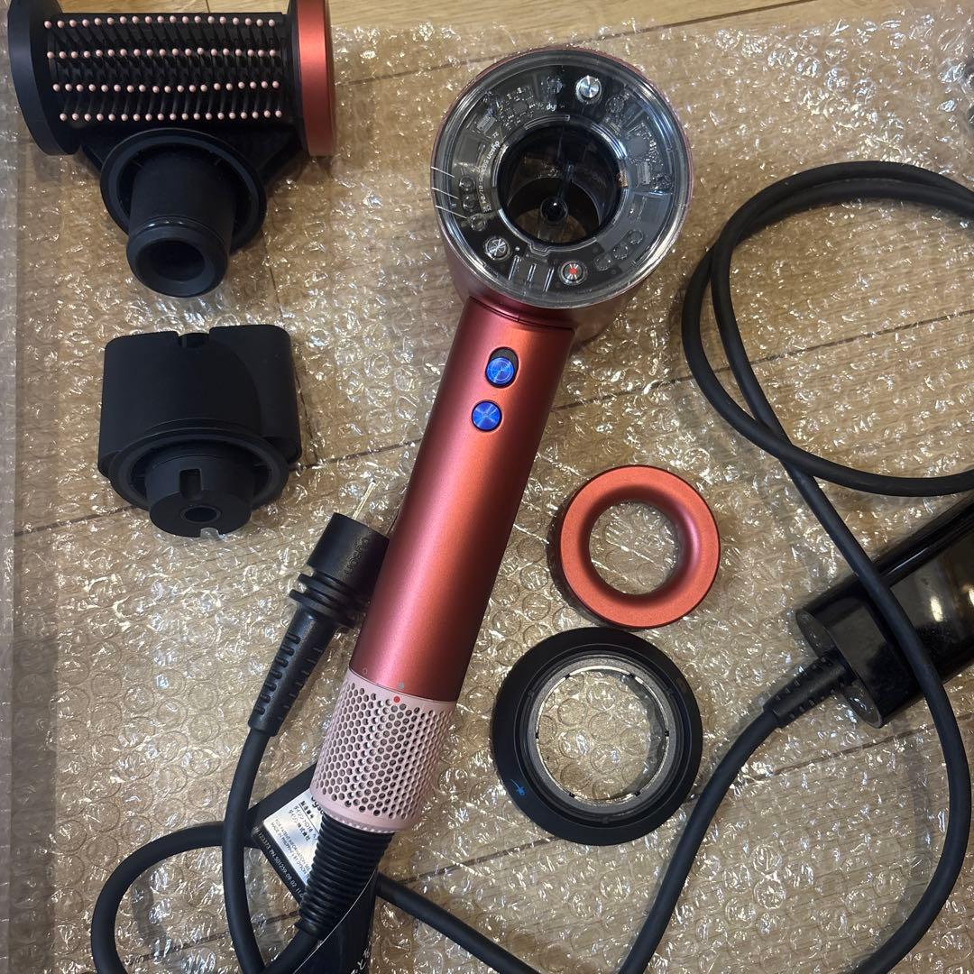ダイソンドライヤー　RED