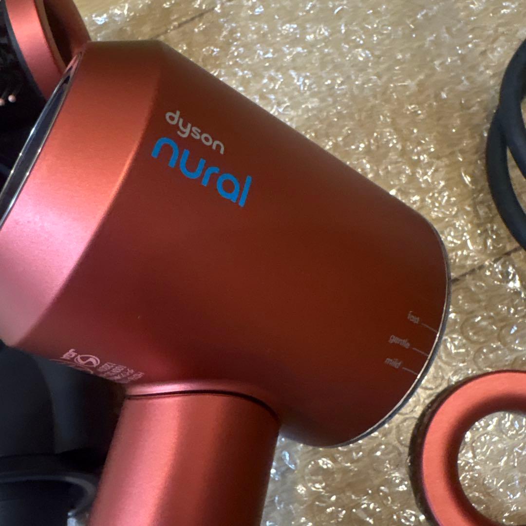 ダイソンドライヤー　RED