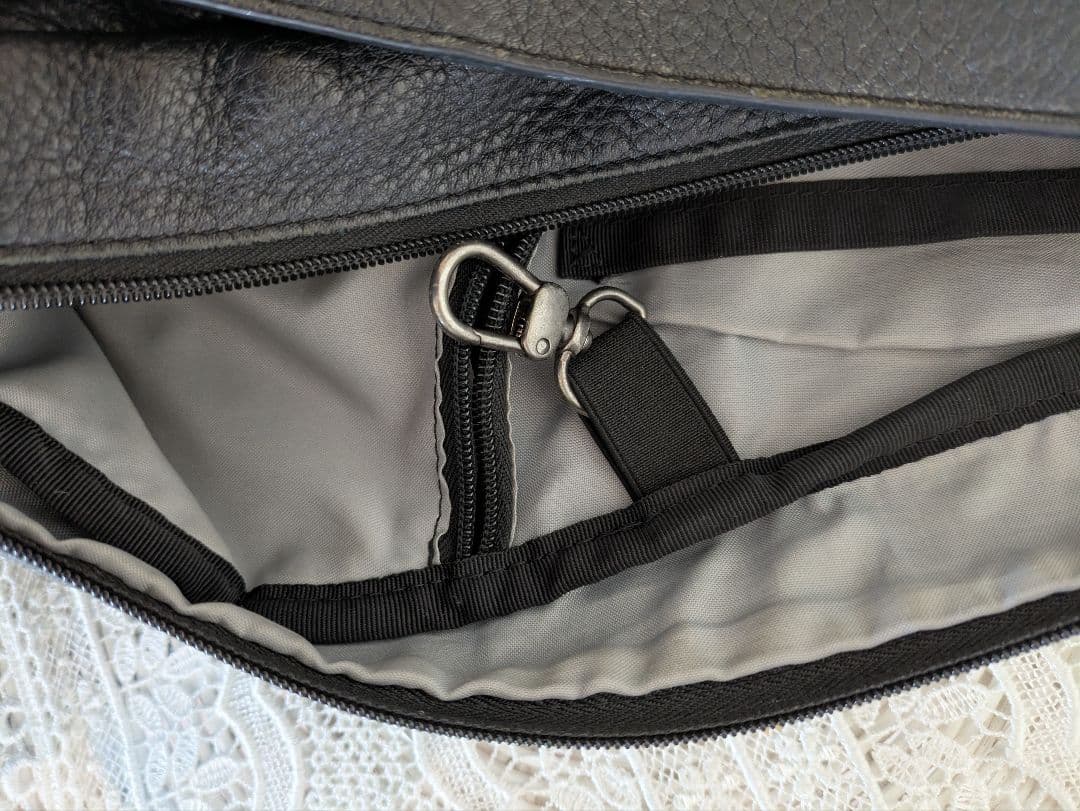 希少レザー！ The Healthy Back Bag M　黒　男女