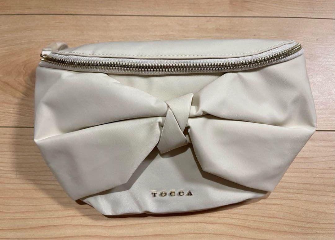 新色　トッカ　tocca リボン ウエストポーチ　ショルダーバック　アイボリー
