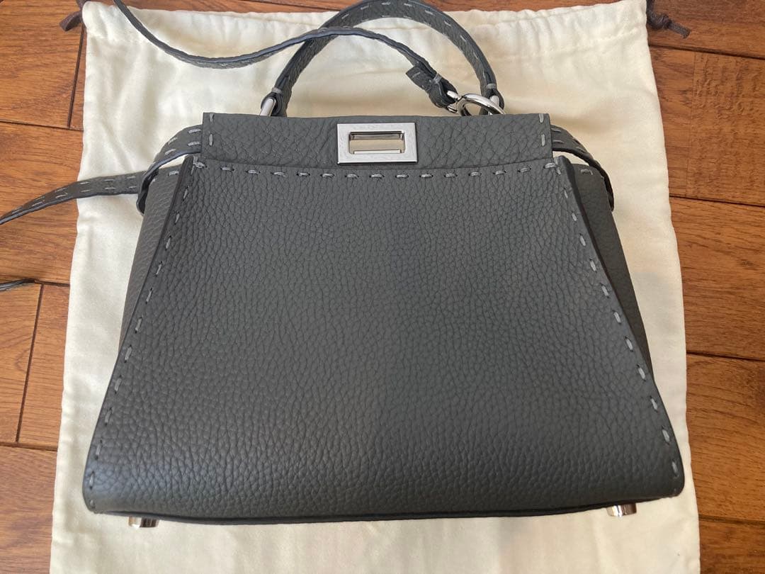 フェンディ FENDI ミニ ピーカブー セレリア グレー