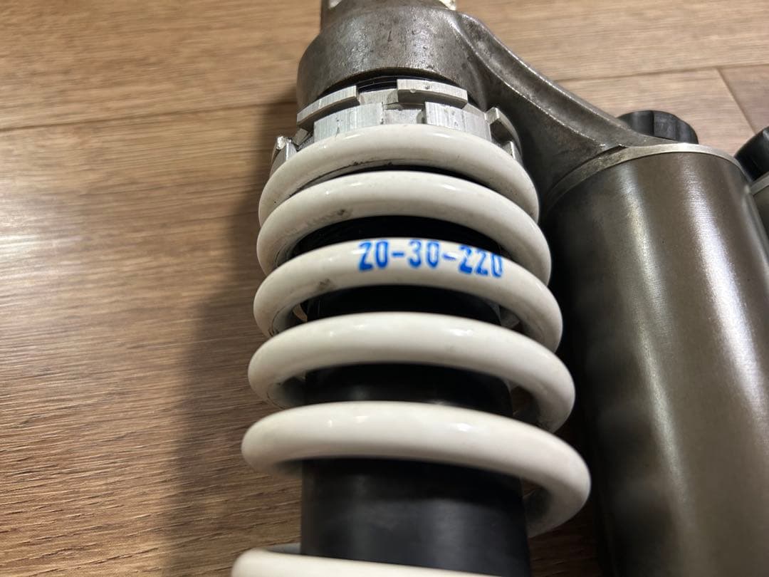 D*n様 WPサスペンション　ホワイトパワー　リアサスペンション　Vmaxから取