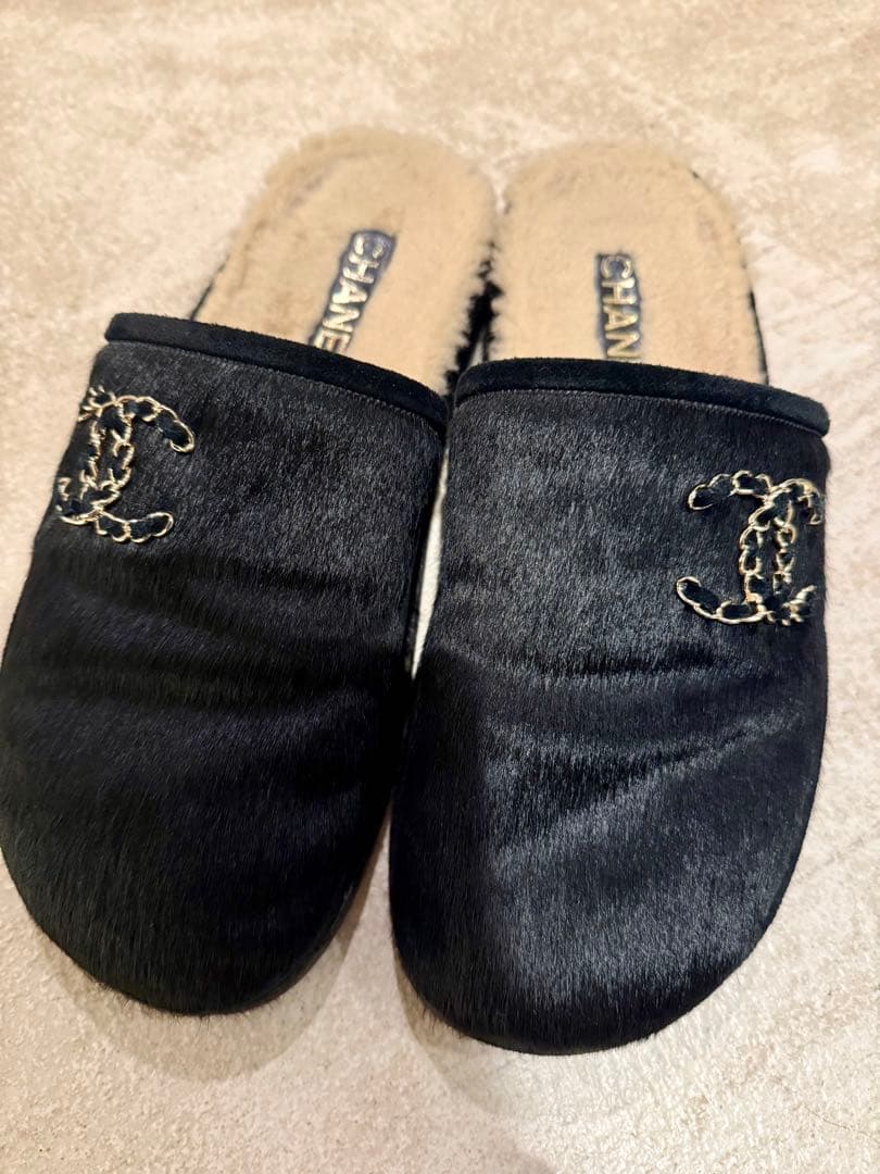 CHANEL ブラックファーミュール