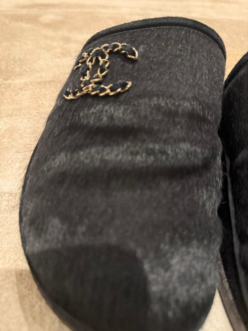 CHANEL ブラックファーミュール