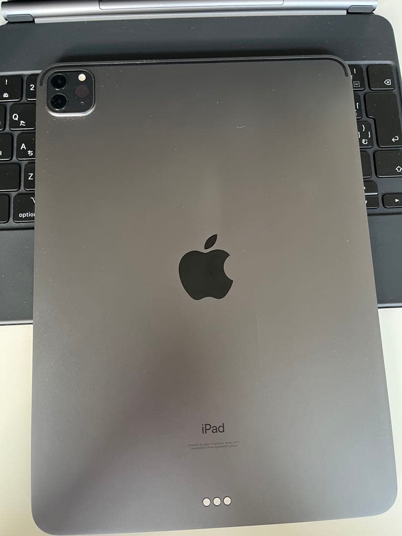 iPad Pro 第3世代　本体とマジックキーボード