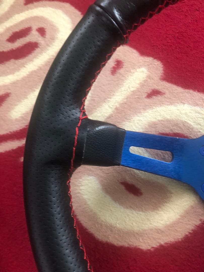 送料込み momo MOD.08 ステアリング 35㎝