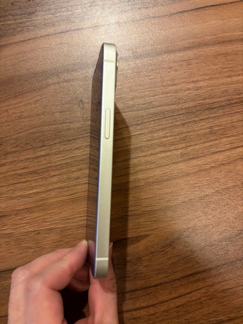 iPhone 13 ホワイト TORRASのケース付き