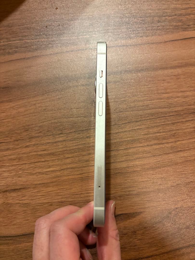 iPhone 13 ホワイト TORRASのケース付き