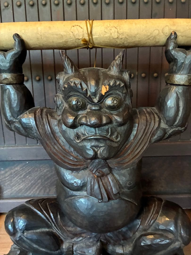 漆黒の鬼の軸受け　黒漆が塗布された鬼 掛け軸　ノミでザクザク彫られた鬼