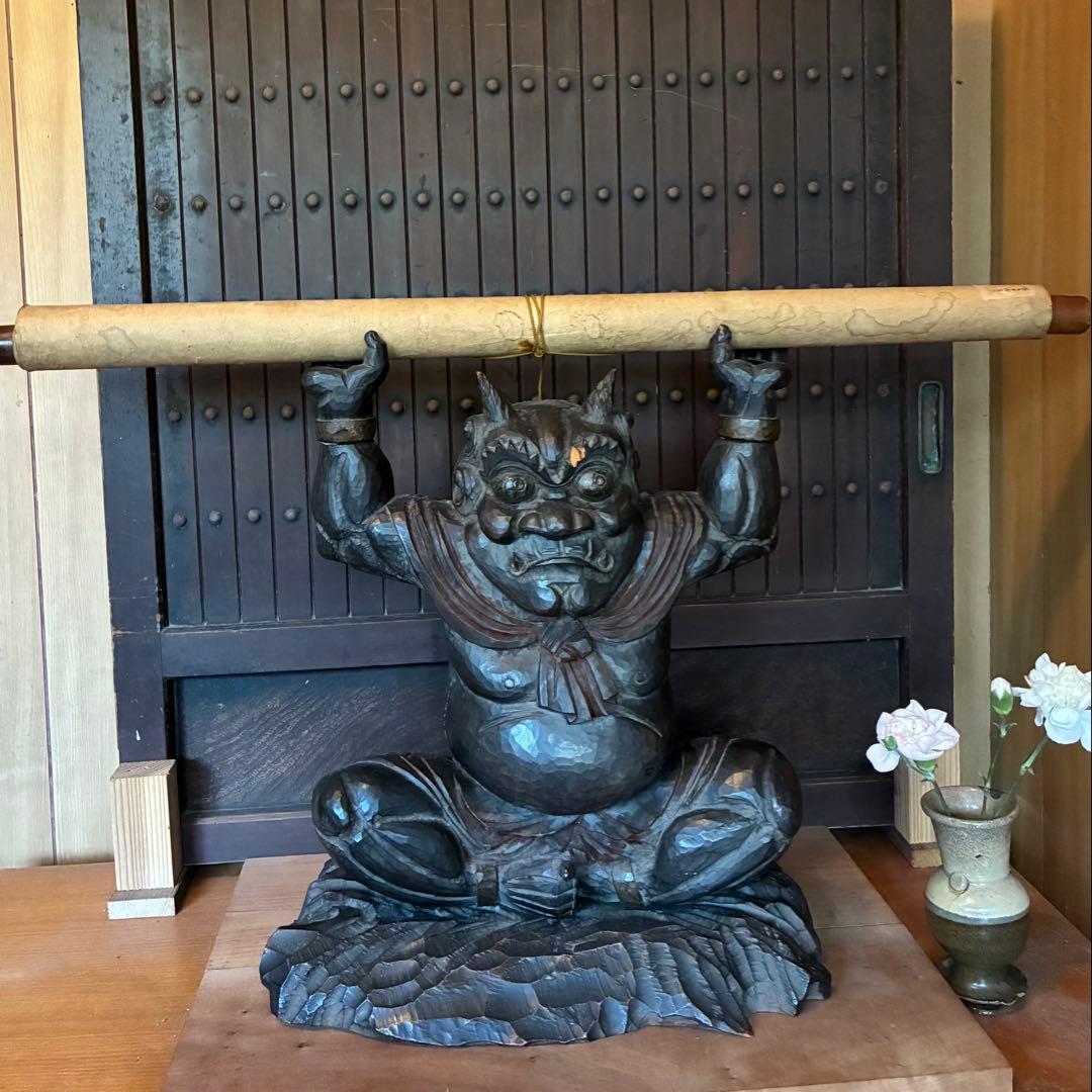 漆黒の鬼の軸受け　黒漆が塗布された鬼 掛け軸　ノミでザクザク彫られた鬼