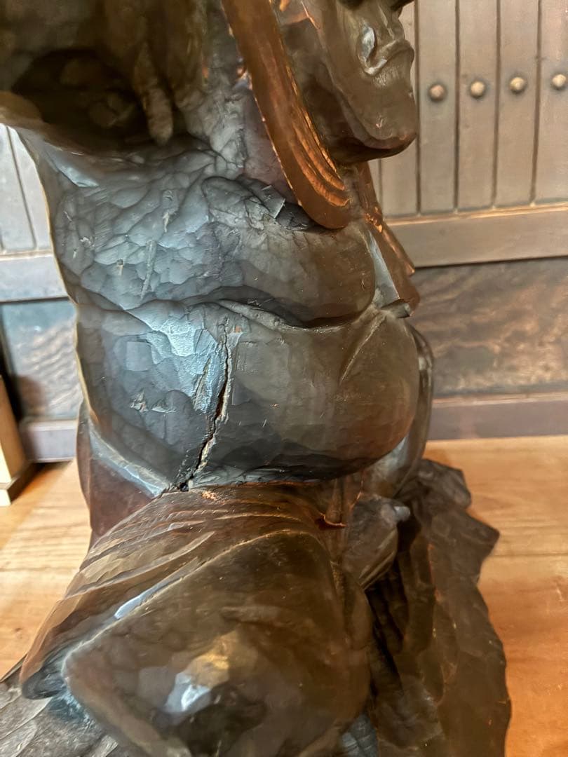 漆黒の鬼の軸受け　黒漆が塗布された鬼 掛け軸　ノミでザクザク彫られた鬼