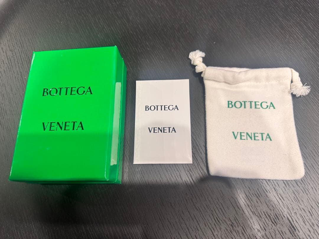 BOTTEGA VENETA ブラックレザーキーホルダー