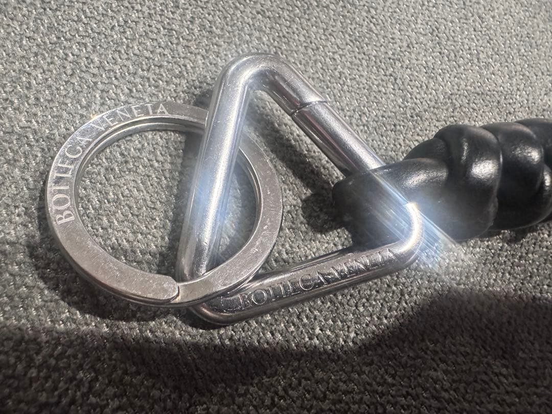 BOTTEGA VENETA ブラックレザーキーホルダー