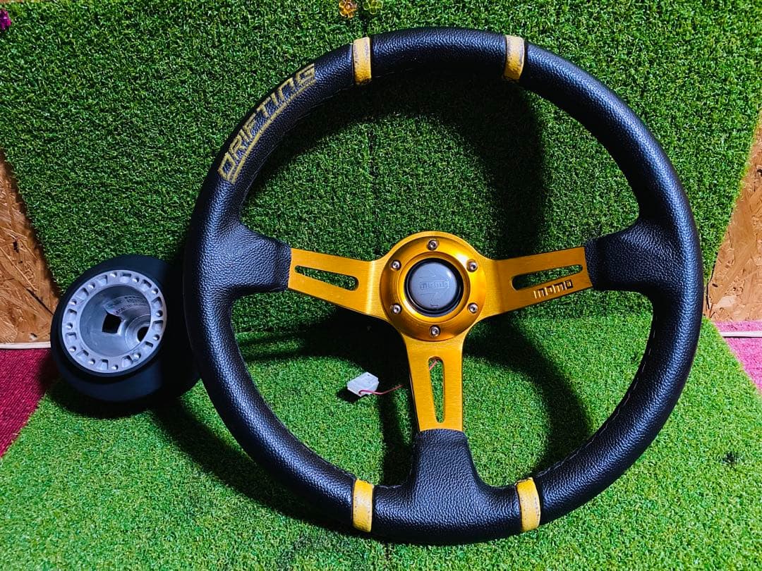 MOMO ステアリング 黒・オレンジ