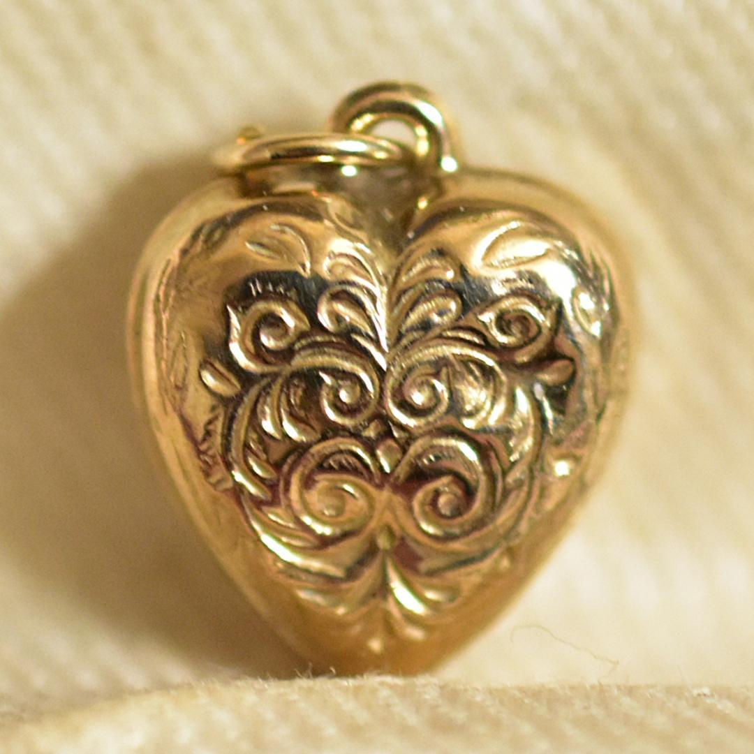 Debug Eqpt (デバッグ) ハートのK9チャーム 9金 ゴールド