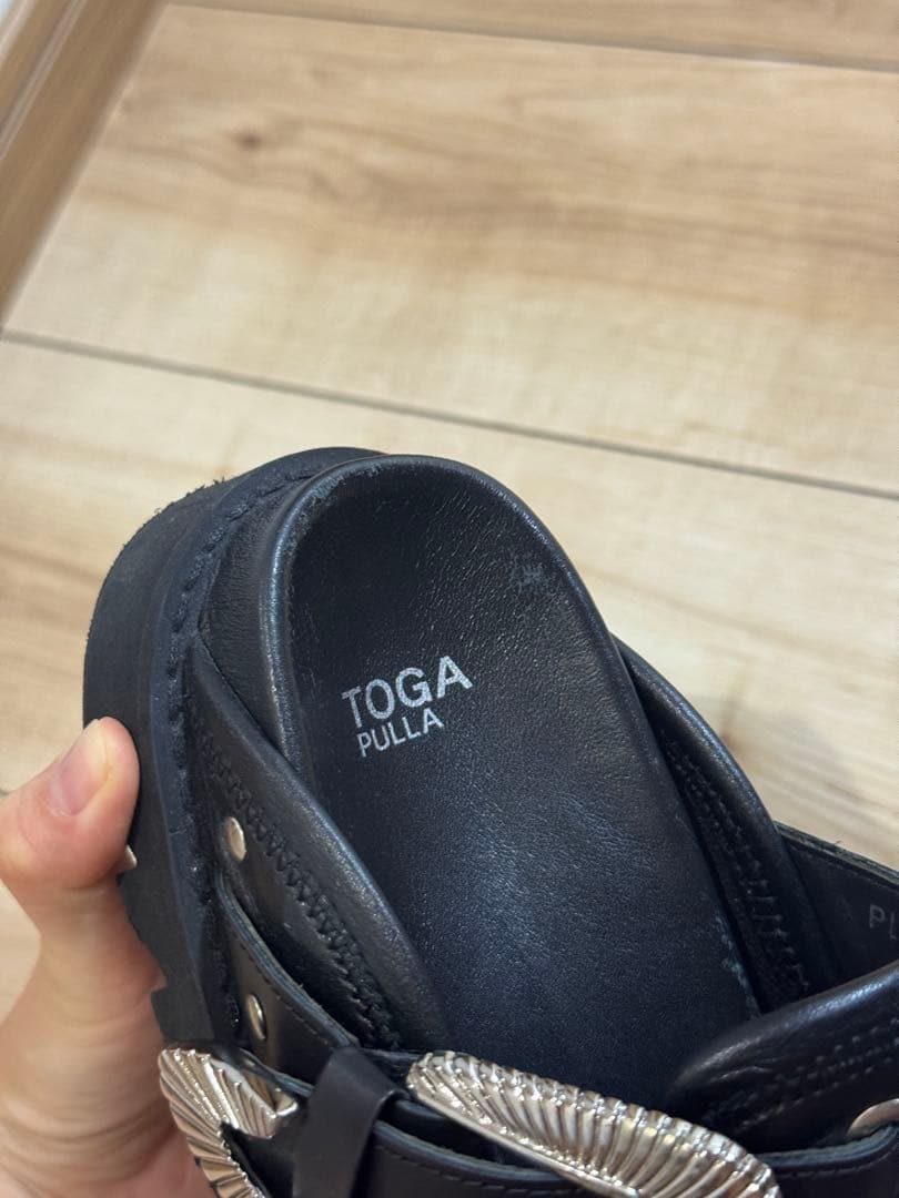 TOGA PULLA ビジュー ブラック サンダル