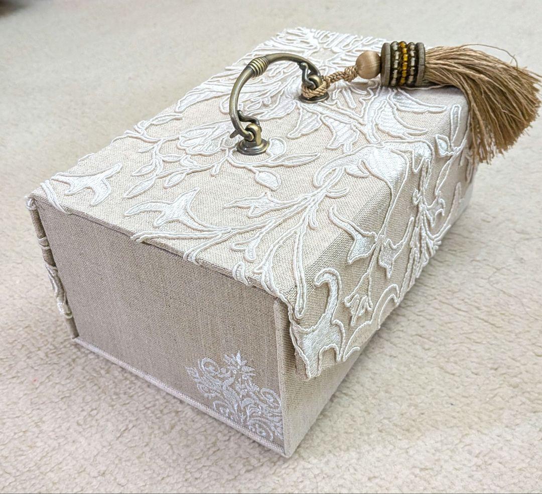 カルトナージュのお道具箱　MORRIS＆Co　刺繍生地