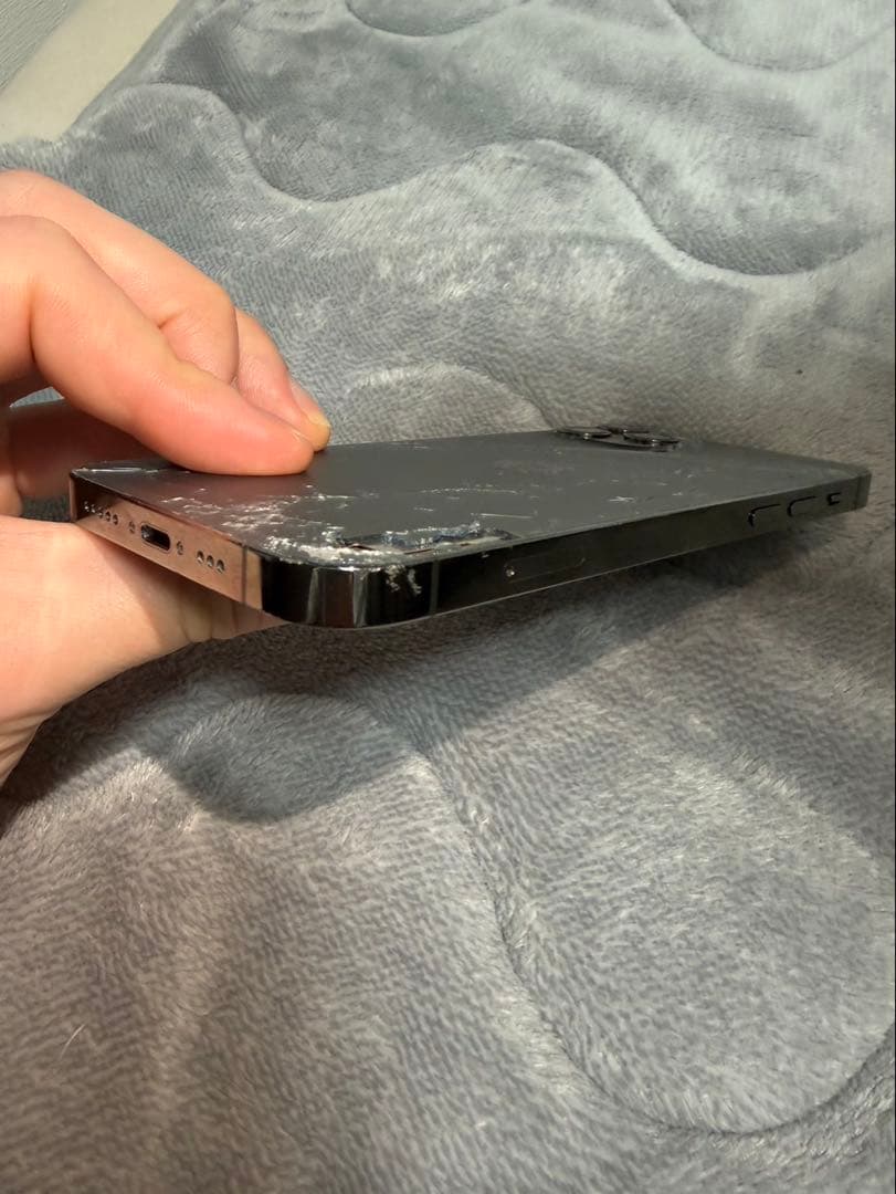 iPhone 12 Pro 背面ひび割れあり