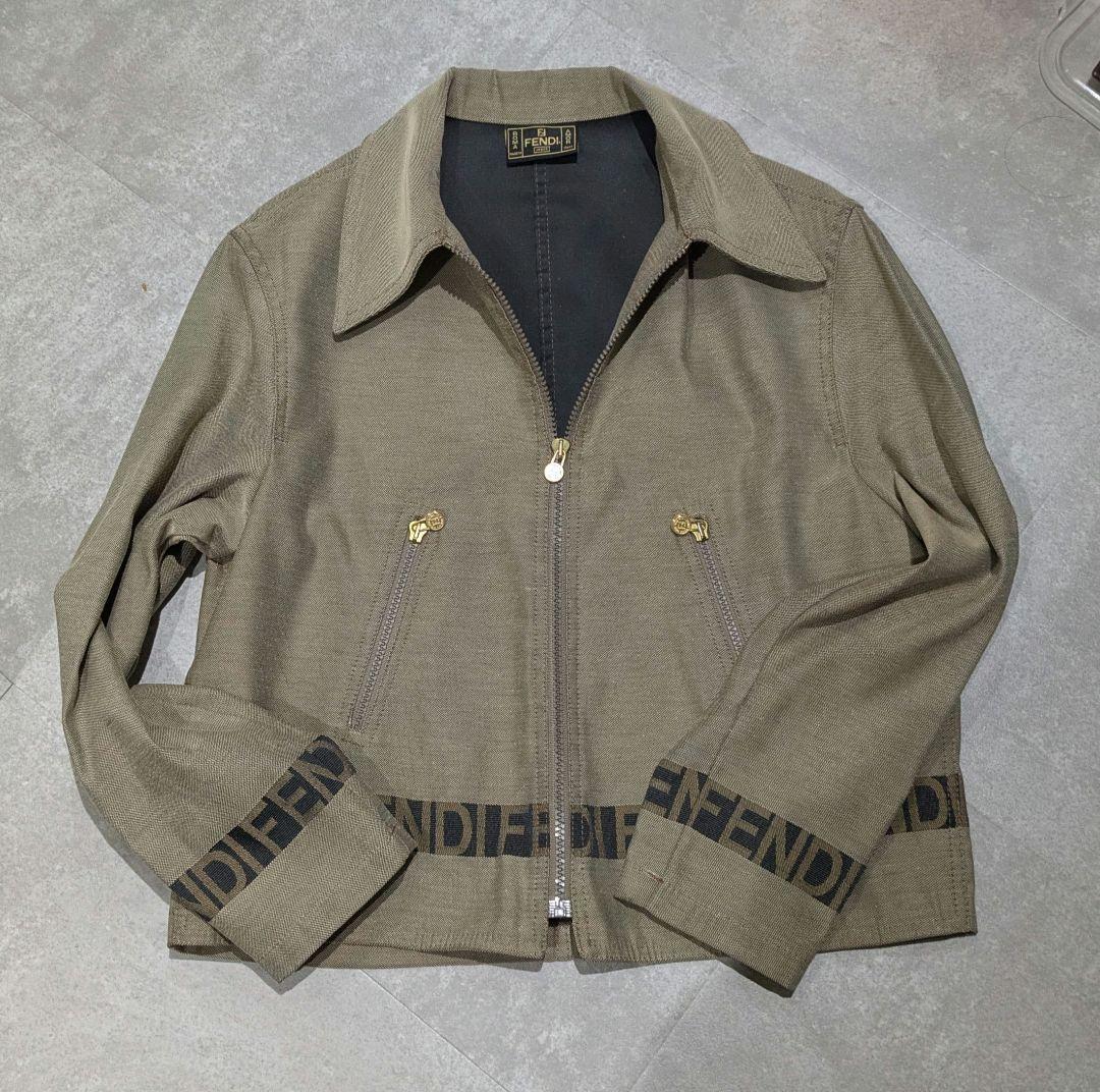 FENDI フェンディクロップド風 ジャケット 文字ロゴ入り M
