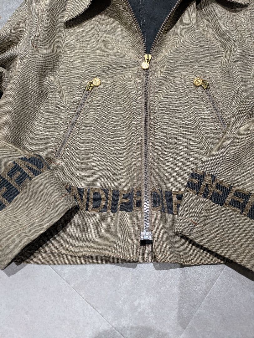 FENDI フェンディクロップド風 ジャケット 文字ロゴ入り M